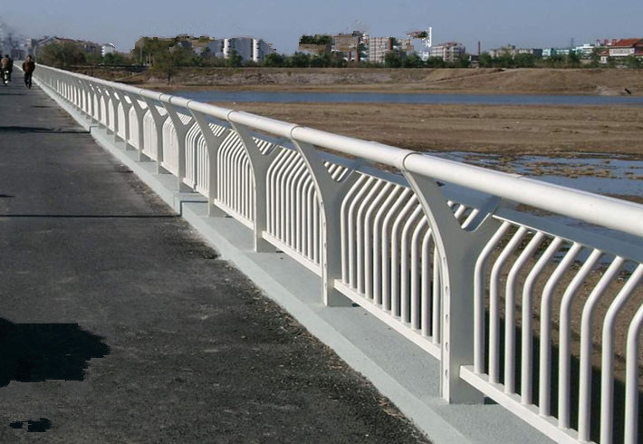 不锈钢栏杆在桥梁河道使用中  横杆间隙为12公分